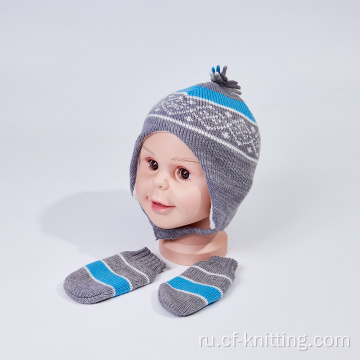 Вязаная шапочка и перчатки, установленные для ребенка